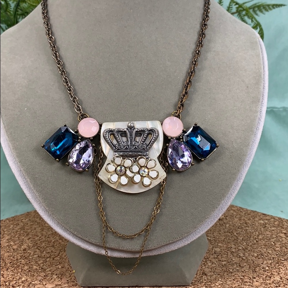 ⭐️Adorned Crown Artisan Assemblage Mother of pearl and crown necklace
